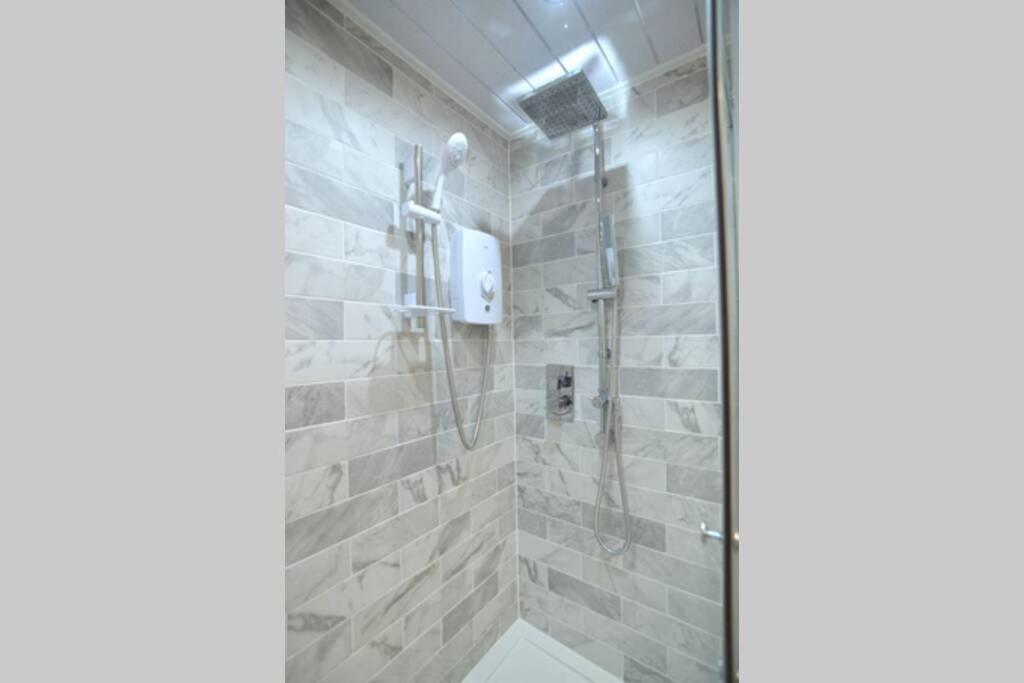 Executive Central Self Contained Flat By Cozynest Reading Exterior photo