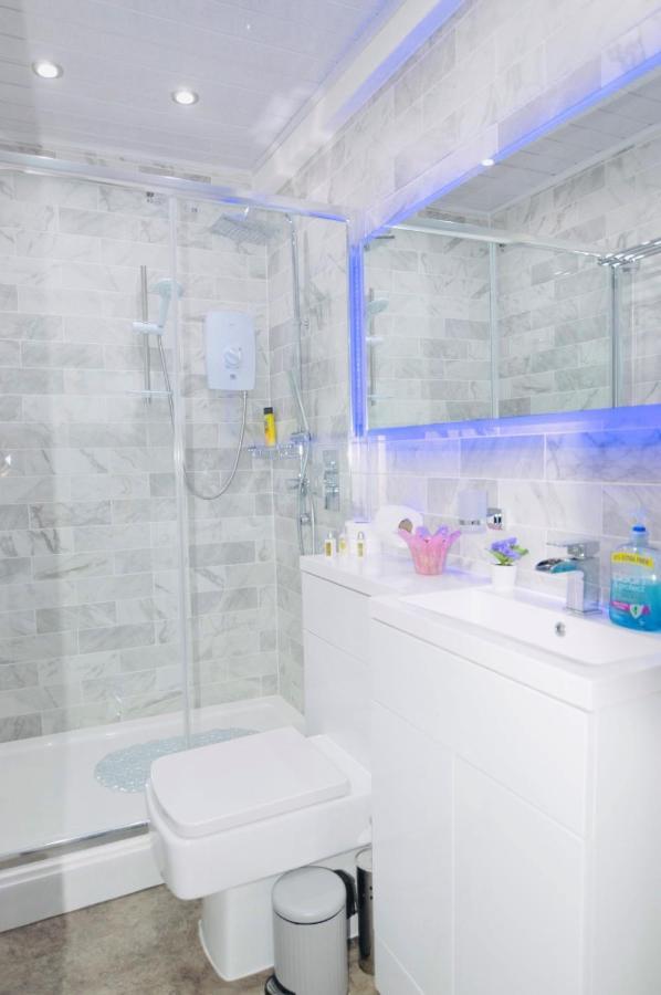 Executive Central Self Contained Flat By Cozynest Reading Exterior photo